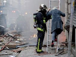 Los edificios colindantes han sufrido grandes daños materiales, y han tenido que ser desalojados por motivos de seguridad, al igual que los numerosos hoteles que hay en el barrio. AFP / T. Samson