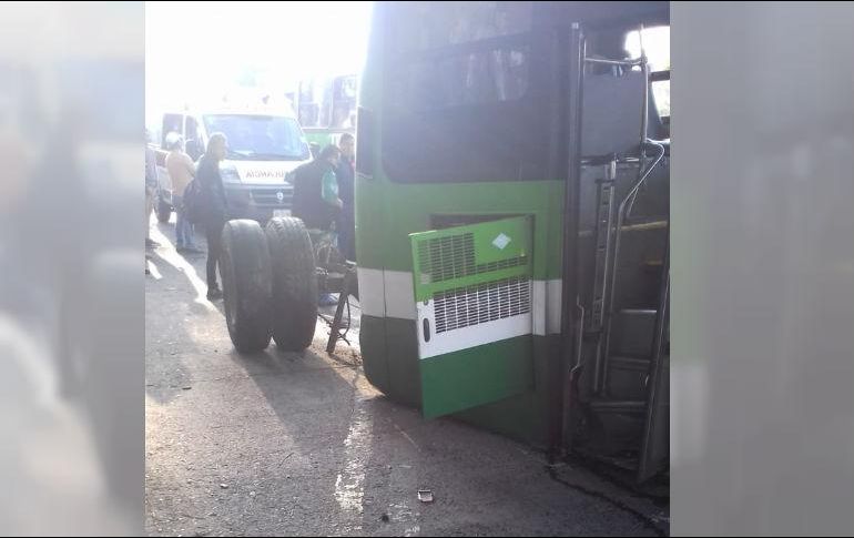 Autoridades de seguridad explican que por el hecho no resultaron personas lesionadas, aunque se valoró el estado de salud de uno de los pasajeros. ESPECIAL/ Bomberos de Guadalajara