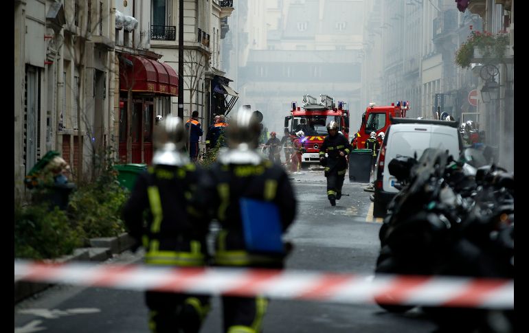 La labor de bomberos y rescatistas busca evitar que aumente la cifra de victimas fatales. EFE