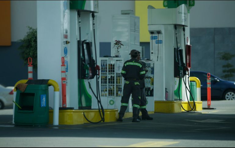 Aun cuando el sujeto rompió su letrero, los policías lo aprehendieron, pues en su camioneta encontraron 12 bidones de 20 litros cada uno. EL INFORMADOR/ ARCHIVO