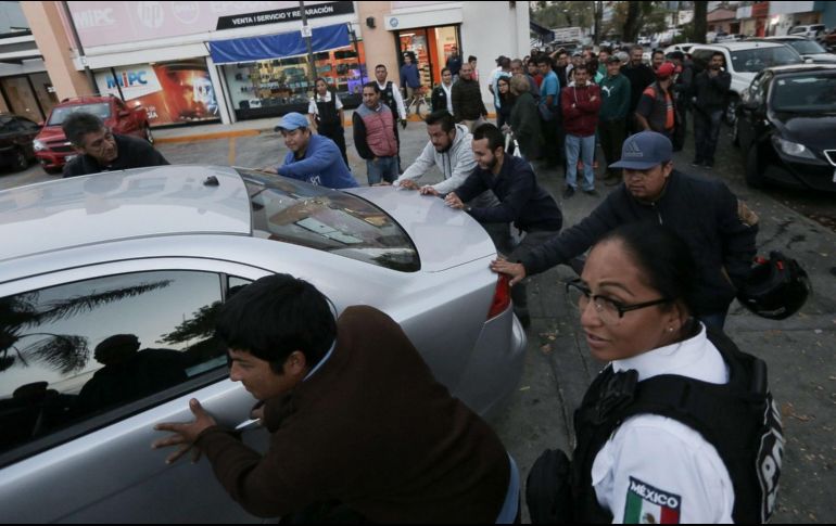 El empresario considera que si en los próximos tres o cuatro días, las cosas avanzan de igual manera, seguramente se normalizará el abasto de combustible, por lo menos en 80 por ciento. EFE / I. Villanueva