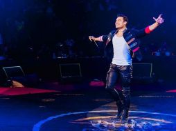 Entre el público se veían pancartas, entre ellas, una en la que se le invitaba la gasolina debido al desabasto que afecta al país, y que el cantante tomó con gracia. TWITTER / @_CarlosRivera