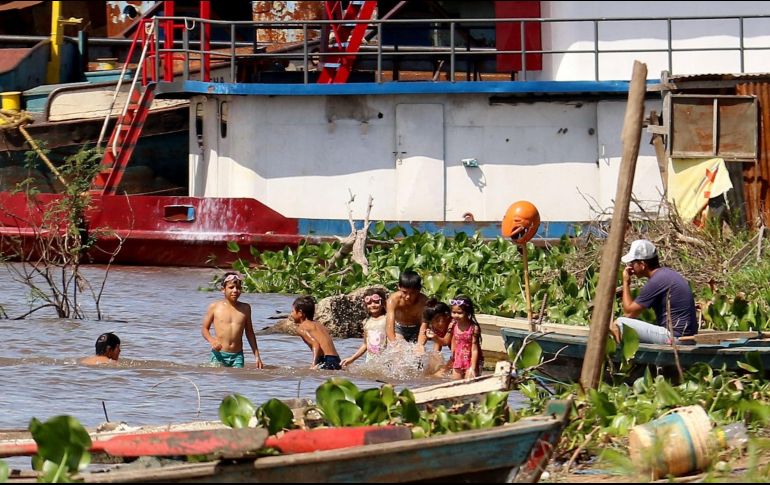 En los alrededores hay familias enteras, y sobre todo jóvenes, que se bañan por 