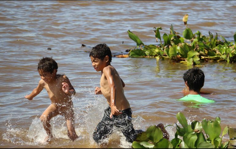 En los alrededores hay familias enteras, y sobre todo jóvenes, que se bañan por 