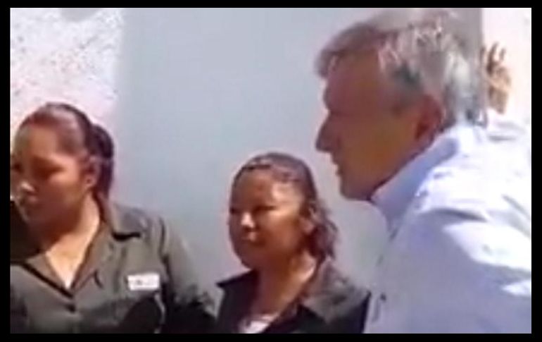 López Obrador hace escala en gasolinera y comprueba la escasez