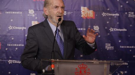 Fernando Luján recibe el premio Luis Buñuel por su aporte a la industria fílmica Iberoamericana durante la VI muestra de cine español, en la Ciudad de México. EFE/S. Gutiérrez