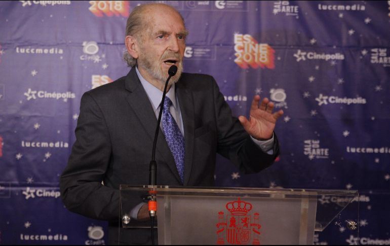 Fernando Luján recibe el premio Luis Buñuel por su aporte a la industria fílmica Iberoamericana durante la VI muestra de cine español, en la Ciudad de México. EFE/S. Gutiérrez