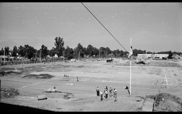 Obras. A un costado de la Avenida López Mateos, trabajadores observan una explosión controlada para los cimientos del primer centro comercial de América Latina.