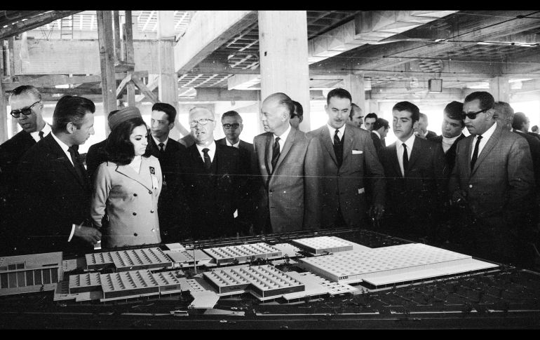 Maqueta. El arquitecto Alejandro Zohn presentó al gobernador, Francisco Medina Ascencio y a otros invitados el prototipo de Plaza del Sol.