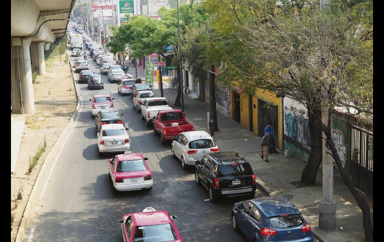 Además del complicado tráfico habitual, la Ciudad de México sufre de interminables filas para llegar a la gasolinera. SUN