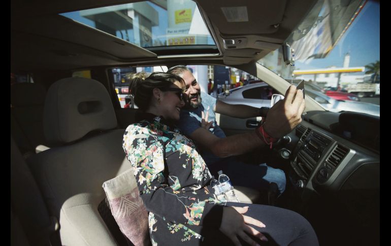 No todo es tristeza si se espera acompañado; el rato en la fila también puede ser divertido. EL INFORMADOR / F. Atilano