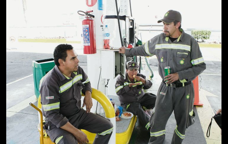 Despachadores reúnen fuerzas para soportar la jornada después de que llegue la pipa. EL INFORMADOR / A. Camacho