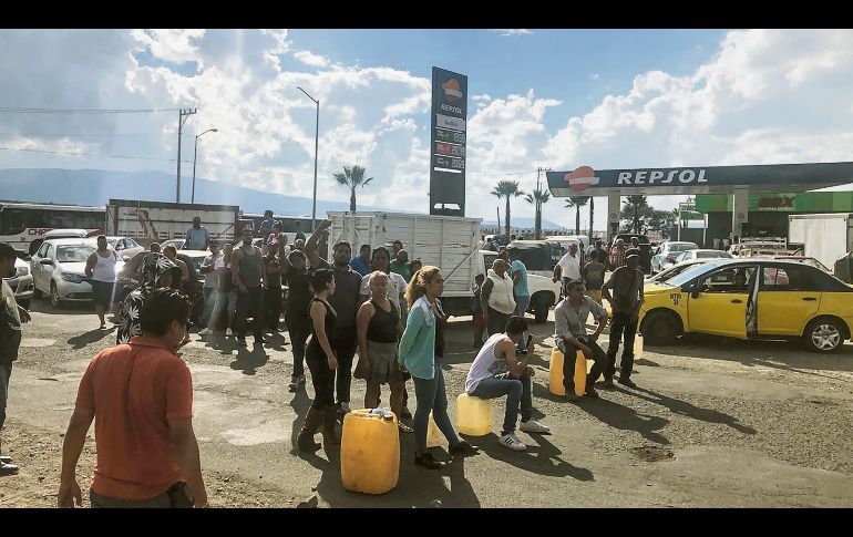 Notablemente molestos por la escasez de combustible, vecinos del Sur de la metrópoli cerraron durante horas la Avenida Adolf Horn para atraer la atención de las autoridades. EL INFORMADOR /  N. Delgado