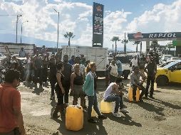 Notablemente molestos por la escasez de combustible, vecinos del Sur de la metrópoli cerraron durante horas la Avenida Adolf Horn para atraer la atención de las autoridades. EL INFORMADOR /  N. Delgado