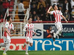 El ex atlista Cristian Calderón celebra el primer gol de los Rayos, que anoche derrotaron a Pumas. MEXSPORT