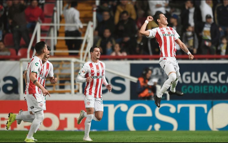 El ex atlista Cristian Calderón celebra el primer gol de los Rayos, que anoche derrotaron a Pumas. MEXSPORT