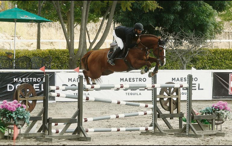 El binomio de Martín Jiménez y “Bingo” destacó en la prueba con obstáculos a 1.30/1.35 metros de altura.  EL INFORMADOR / A. Camacho