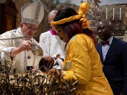 Francisco bautizó a 27 bebés por la fiesta del Bautismo del Señor, que la Iglesia Católica celebra este domingo. AFP /