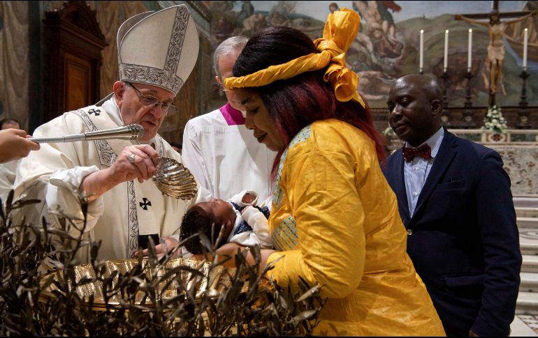 Francisco bautizó a 27 bebés por la fiesta del Bautismo del Señor, que la Iglesia Católica celebra este domingo. AFP /