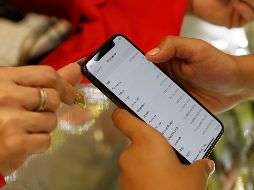 Sugieren que mientras se carga el teléfono, no deben utilizarlo ya que en este proceso la pila se mantiene caliente y si se utiliza el equipo aumenta la temperatura. EL INFORMADOR / ARCHIVO