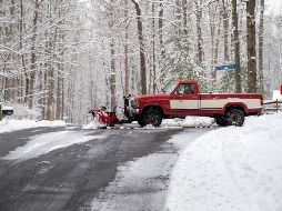 La tormenta llegó el viernes a Kansas y Nebraska proveniente de los Rockies, luego siguió hacia el este hacia Missouri, Iowa, Illinois e Indiana, registrando carreteras cubiertas de nieve y tráfico denso. EFE / E. Lesser