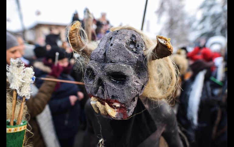 Habitantes de Vevcani, Macedonia, caminan disfrazados en una procesión del carnaval de la población, que se celebra en la víspera de la fiesta de San Basilio. AFP/R. Atanasovski