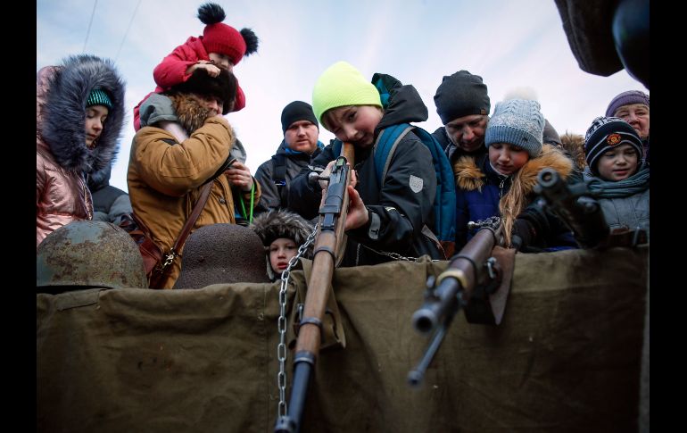 Niños usan armas soviéticas de la Segunda Guerra Mundial en una exposición por el 75 aniversario del fin de la toma de Leningrado en San Petersburgo, Rusia. AP/D. Lovetsky