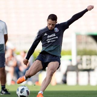 “Chicharito” estaría en la lista de posibles refuerzos del Barcelona