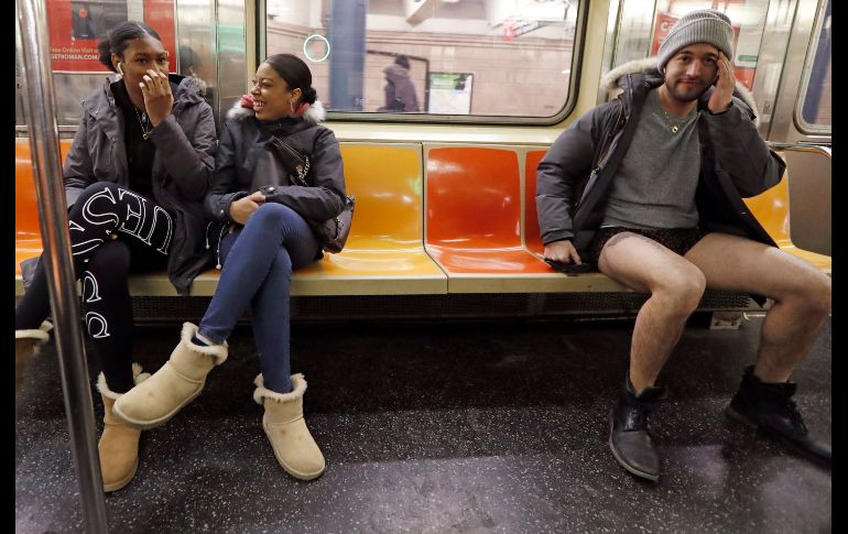 Pasajeras reaccionan ante un hombre que participa en la jornada de 