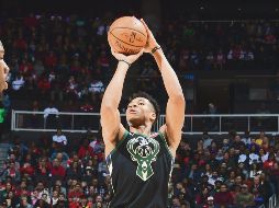 Giannis Antetokounmpo apareció luego de haberse perdido el juego del viernes pasado; ayer encestó 33 puntos contra los Hawks. AFP / S. Cunningham
