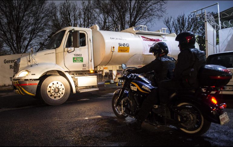 Como parte de las acciones que se realizan contra el robo de combustibles se han abierto mil 700 carpetas de investigación y asegurado 4.5 millones de barriles de combustibles. AFP / ARCHIVO