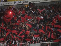 Con la falta de gasolina, el asistir a un partido de futbol podría considerarse como algo prescindible, pues muchos aficionados sólo tienen sus autos como medio para llegar a los estadios. MEXSPORT / ARCHIVO