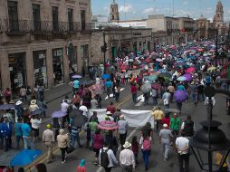 Los maestros exigen que les sean cubiertos los bonos, compensaciones y otros conceptos adicionales al salario que les adeudan. SUN / ARCHIVO