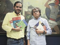 Carlos López y Octavio Velasco con parte del catálogo de Pollo Blanco, editorial tapatía. EL INFORMADOR / E. Barrera