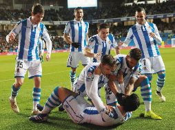 Los jugadores de la Real Sociedad, con el mexicano Héctor Moreno al fondo, festejan el gol de Mikel Merino ante el Espanyol. EFE