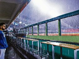 En el dugout de Charros jugadores se resguardaron de la lluvia, pero al final en juego no siguió. CHARROS DE JALISCO