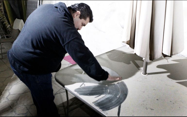 Arturo Ortiz limpia su mesa de jardín que todas las noches se llena de polvo, producto de las ladrilleras que operan en las cercanías de su casa. EL INFORMADOR/A. Camacho