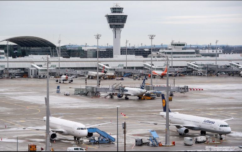 23 mil empleados de la industria aeroportuaria se han ido a huelga para exigir un aumento salarial. EFE