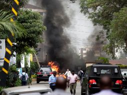 El ataque ocurrió en el vecindario de Westlands, que alberga al lujoso hotel DusitD2; varios vehículos estallaron en llamas y numerosas personas fueron evacuadas del lugar. AP / K. Senosi