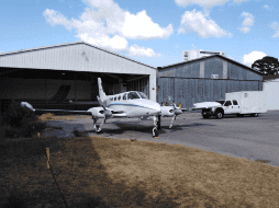 La avioneta fue sellada y bajo custodia policíaca para continuar con una revisión minuciosa. TWITTER / @MPguatemala