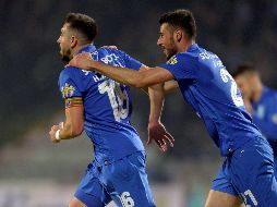 Herrera(I) celebra tras abrir el macador en el campo del Leixoes. EFE/F. Veludo