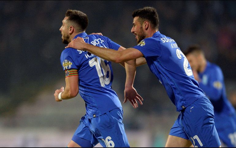 Herrera(I) celebra tras abrir el macador en el campo del Leixoes. EFE/F. Veludo