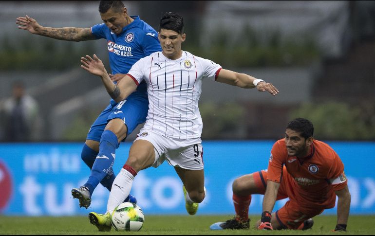 El aporte del número nueve de Chivas no se limita a la ofensiva. MEXSPORT/ARCHIVO