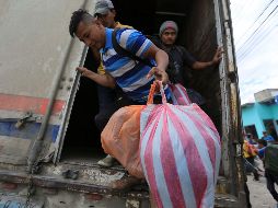 La nueva caravana consiguió romper este martes un cerco policial en la frontera de Honduras con Guatemala. EFE/G. Amador