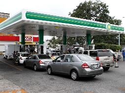 En la Zona Metropolitana de Guadalajara, las estaciones de servicio continúan con largas filas de automovilistas en la búsqueda de gasolina. EL INFORMADOR / A. Camacho