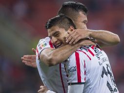 Ronaldo Cisneros (der.) marcó el primer tanto con el que el Guadalajara se abrió paso a una victoria sencilla en su segundo juego de Copa. MEXSPORT/C. De Marchena