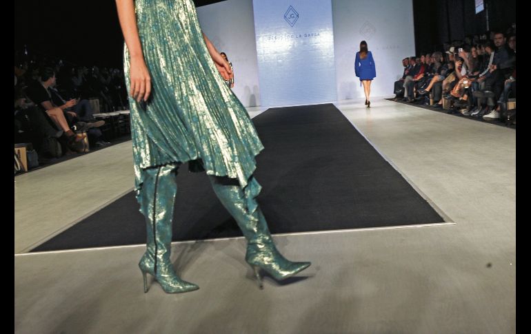 Por primera vez, la firma Jesús de la Garsa integró bolsos y calzado manufacturados por el diseñador y siguiendo la misma línea visual de las prendas de gala. EL INFORMADOR / E. Barrera