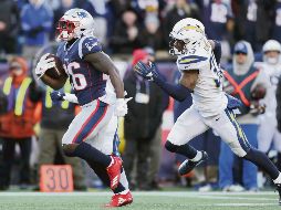 Sony Michel (#26) fue un dolor de cabeza para la defensiva terrestre el domingo ante los Chargers, al anotar en tres ocasiones. AFP / S. Revere