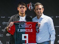 Facundo Barceló portará el número nueve y de entrada compite con Jefferson Duque por un puesto en el eje del ataque. En la foto lo acompaña Ignacio Hierro, director deportivo de los Zorros. MEXSPORT