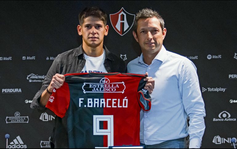 Facundo Barceló portará el número nueve y de entrada compite con Jefferson Duque por un puesto en el eje del ataque. En la foto lo acompaña Ignacio Hierro, director deportivo de los Zorros. MEXSPORT